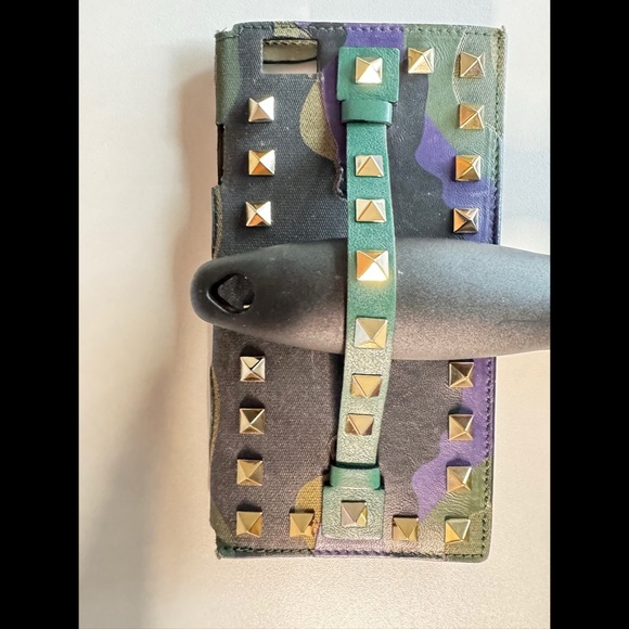 Valentino Garavani Rock studded Cell Phone Case with secure handle strap - Picture 4 of 14